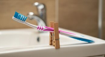 Scopri come un semplice spazzolino da denti può semplificarti la vita con questo trucco geniale